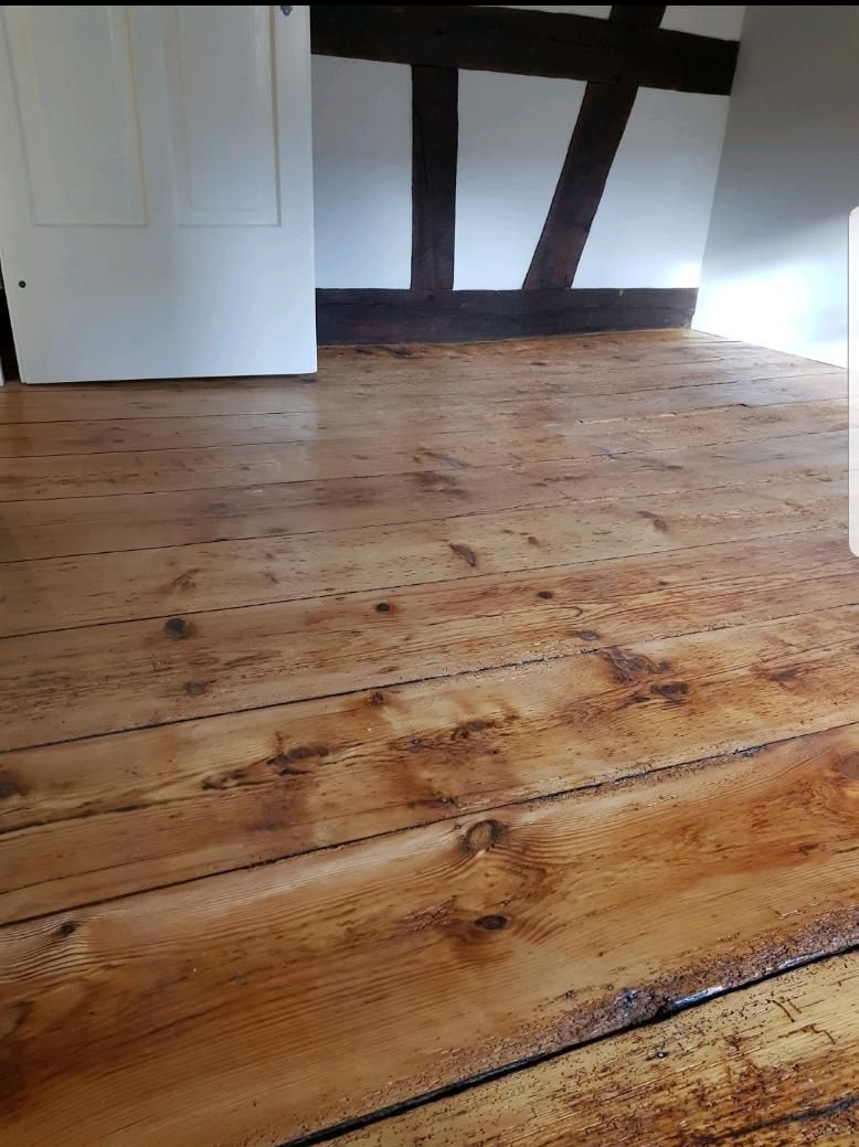 Dielenboden abgeschliffen & mit natürlichem Material versiegelt